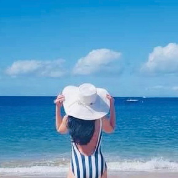White Straw Beach Hat - Picture 1 of 5